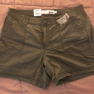 Woman’s shorts size 14